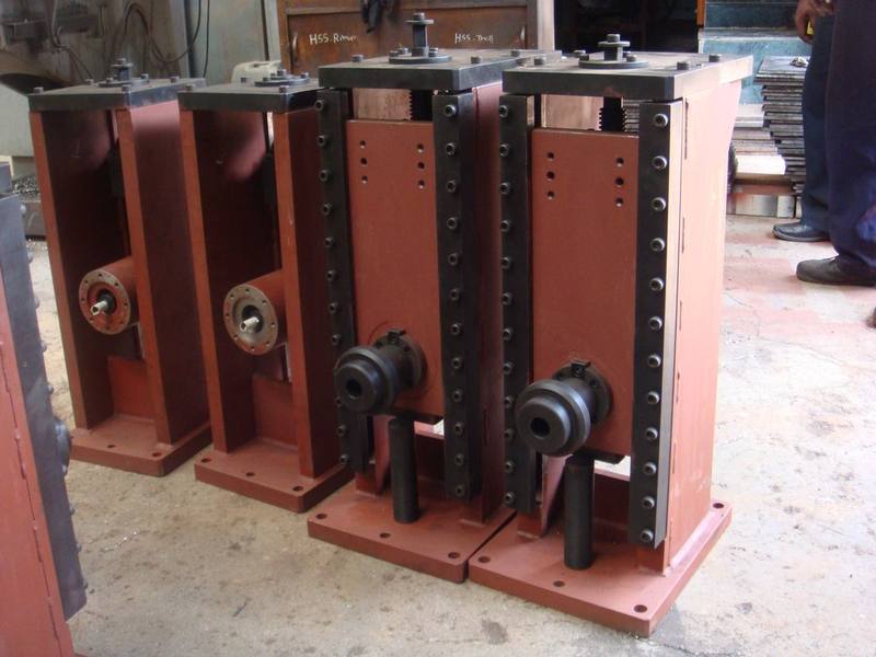 Assembly fixture with clamps