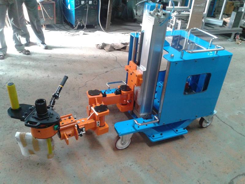 Nut tightening trolley for assembly lines