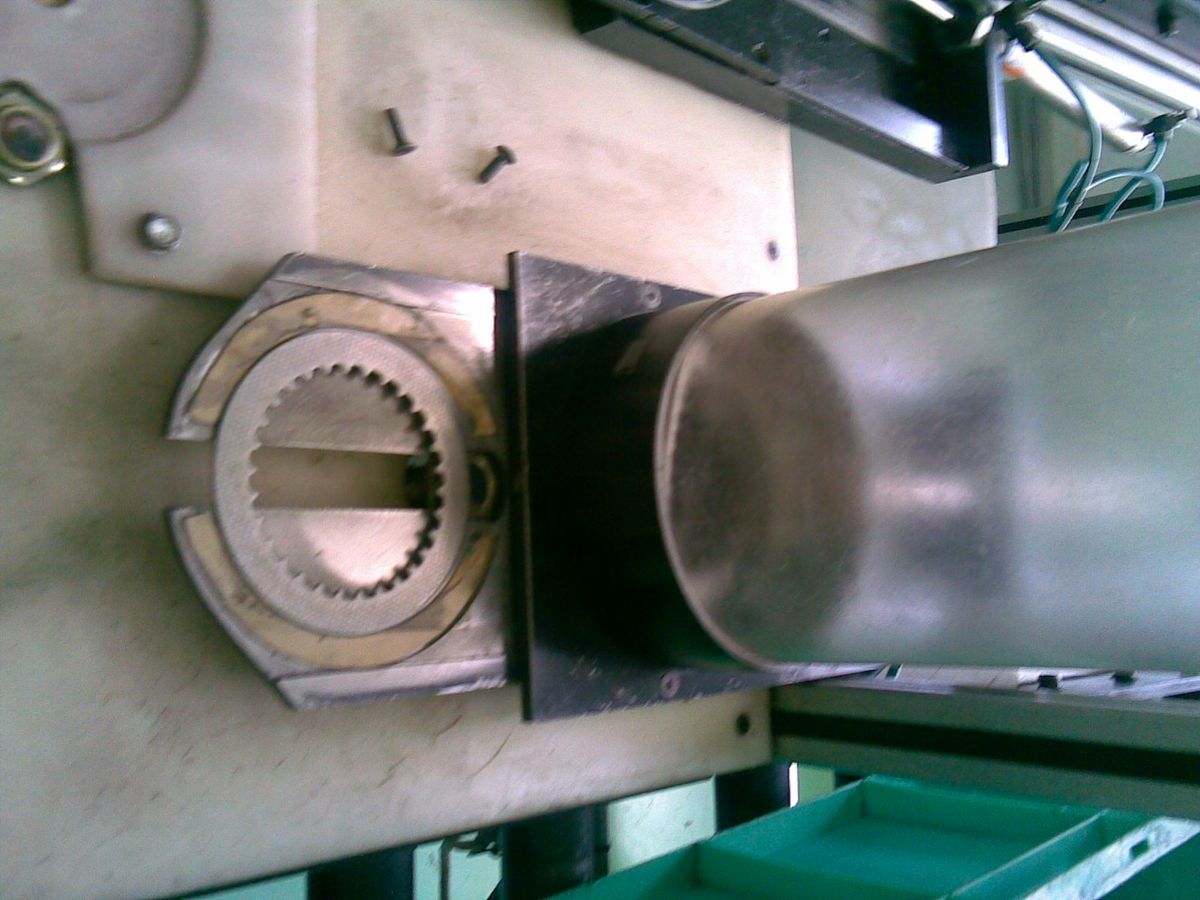 Splined shaft machined to drawing